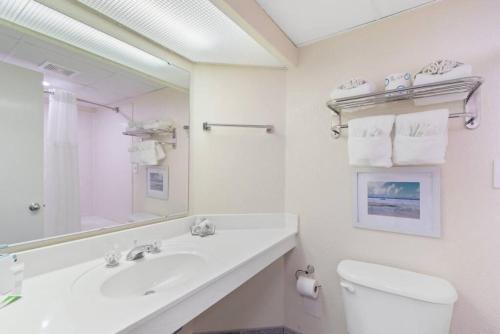 Koupelna v ubytování Coastal Getaway Ocean Views, Retro Game & Pools by myBeach Vacation Rentals