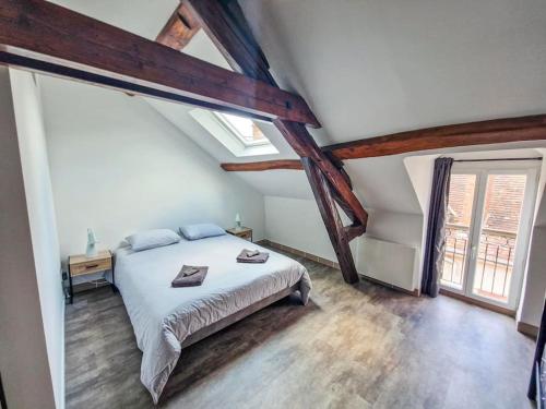 a bedroom with a large bed in a attic at NETFLIX and CHILL, Maison duplex in Montargis