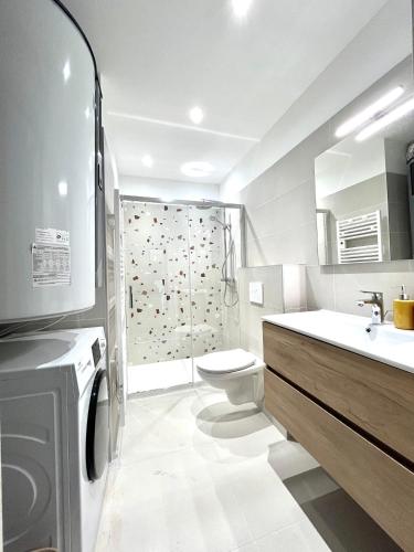 une salle de bain avec une douche, des toilettes et un lavabo dans l'établissement Agosta Porticcio - Plage à 200m - T2 SUN entre mer & maquis - Barbecue- rés Fiore di maghja - PARKING - Wifi - 4 Pers, à Les Hameaux de Porticcio