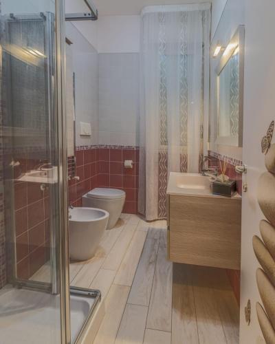 a bathroom with a tub and a toilet and a sink at Casa Magnolia in Foggia