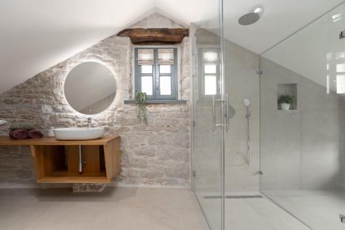 a bathroom with a sink and a glass shower at Villa Treori in Orbani