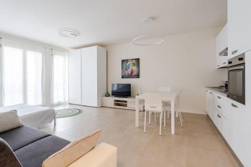a living room with a couch and a table at Ca' Borsa II - Angolo nascosto nel cuore di Treviso in Treviso