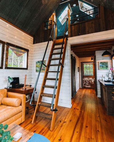 Fotografie z fotogalerie ubytování Treetop Hideaways: Redbud Treehouse in Chattanooga v destinaci Chattanooga