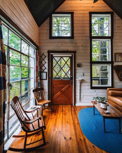 Posezení v ubytování Treetop Hideaways: Redbud Treehouse in Chattanooga