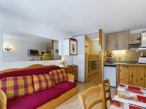un salon avec un canapé et une cuisine dans l'établissement Studio cosy avec balcon, à 50m des pistes, 4 pers, au pied des commerces - FR-1-398-628, à Montvalezan