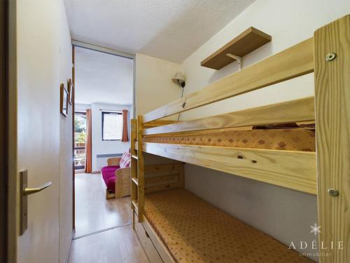 une chambre avec deux lits superposés dans une pièce dans l'établissement Studio cosy avec balcon, à 50m des pistes, 4 pers, au pied des commerces - FR-1-398-628, à Montvalezan