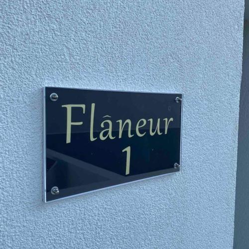 Flâneurに飾ってある許可証、賞状、看板またはその他の書類