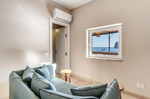 Ruang duduk di Villa Neranite Nerano Bay Views Pool & Jacuzzi by Feeling Italy