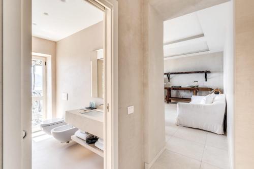 Bilik mandi di Villa Neranite Nerano Bay Views Pool & Jacuzzi by Feeling Italy
