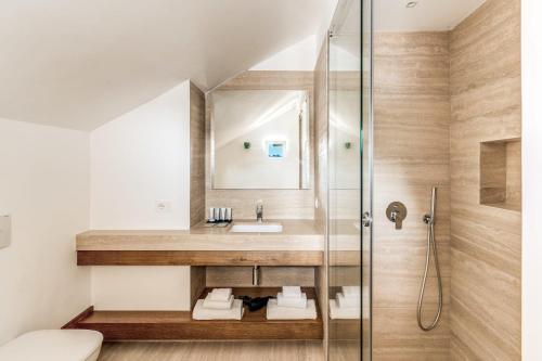 Bilik mandi di Villa Neranite Nerano Bay Views Pool & Jacuzzi by Feeling Italy