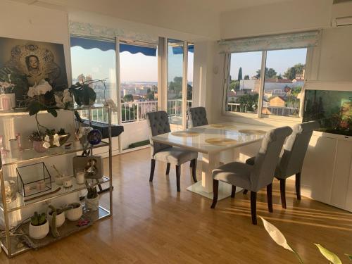 une cuisine et une salle à manger avec une table et des chaises dans l'établissement Sea view panorama quiet Europe appartment, au Cannet