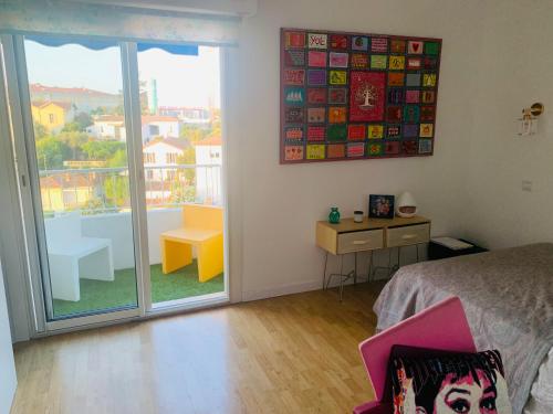 une chambre avec un lit et une vue sur un balcon dans l'établissement Sea view panorama quiet Europe appartment, au Cannet