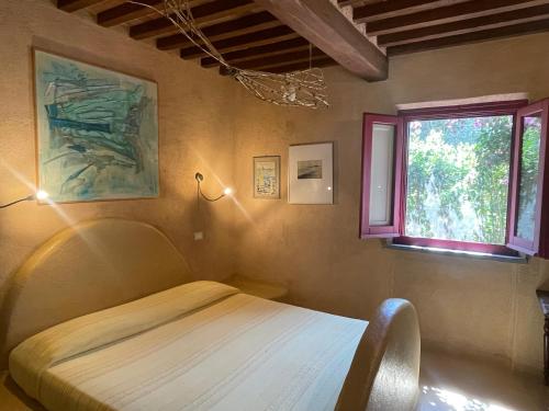 a bedroom with a bed and a window at Casa Del Sole in Camaiore