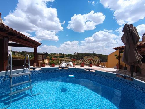 a pool with a view of the sky at Casa de la Abuela Pili in Colmenar de Oreja