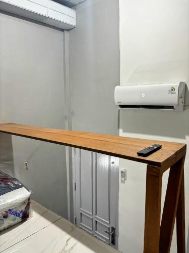 a desk with a printer on top of it at Kost Harian Semarang Murah in Semarang