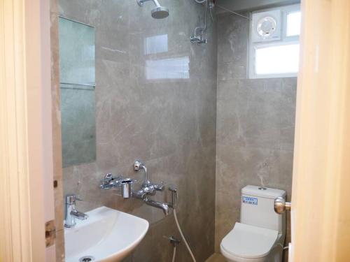 Elegant 3BHK Apt near Gachibowli with All Amenitiesにあるバスルーム