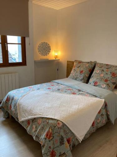 une chambre avec un lit dans une pièce avec une fenêtre dans l'établissement Appartement Cosy avec fibre très bien équipé, à Briare