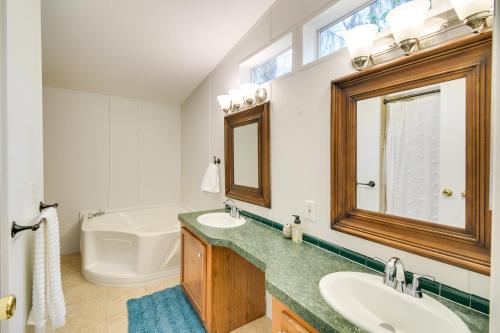 un bagno con lavandino e specchio di Pet-Friendly St Augustine Home with Dock and Yard! a St. Augustine