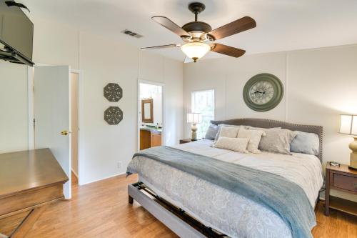 una camera da letto con un letto e un ventilatore a soffitto di Pet-Friendly St Augustine Home with Dock and Yard! a St. Augustine