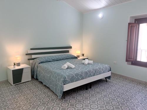 a bedroom with a bed with two towels on it at B&B Aquas in Sardara