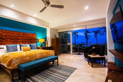 Un dormitorio con una cama grande con una pared azul. en Fully remodeled 12 stories up, First floor retreat, en Puerto Vallarta