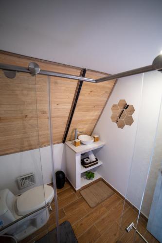 a bathroom with a toilet in a room at Kavas Natural Connection in Salento