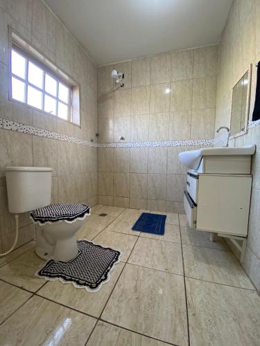 a bathroom with a toilet and a sink at Elache Plaza Hotel in Roseira