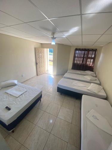 a room with two beds in a room with at Elache Plaza Hotel in Roseira