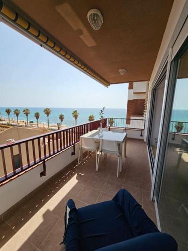 a balcony with a table and a view of the ocean at Apartamento Bonavista in Vilassar de Mar