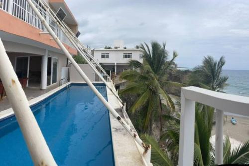 Una vista del océano desde el balcón de un resort. en La Casa del Risco, en Lázaro Cárdenas