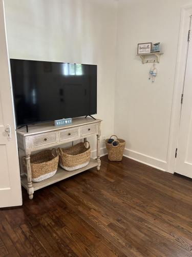 Et tv og/eller underholdning på Cottage on Broadmoor