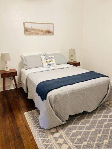 En eller flere senge i et værelse på Cottage on Broadmoor