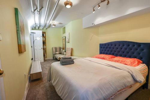 Postel nebo postele na pokoji v ubytování Unique, cozy, and spacious basement apt close to NYC
