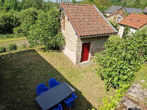 an overhead view of a house with blue chairs in the yard at Le paradis caché du Limousin Gite Camino 4 pers in Jabreilles-les-Bordes