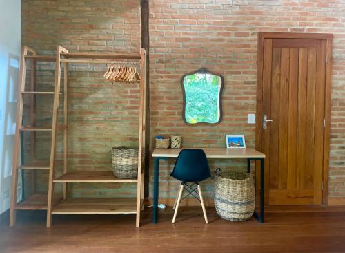 a room with a desk and a loft bed at Vila Pitanga - Arandis in Marau