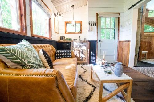 Χώρος καθιστικού στο Treetop Hideaways: The Elements Treehouse