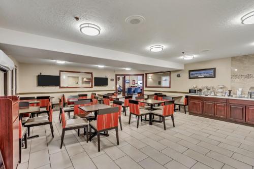 a restaurant with tables and chairs and a bar at Comfort Inn Murray – Salt Lake City South in Murray