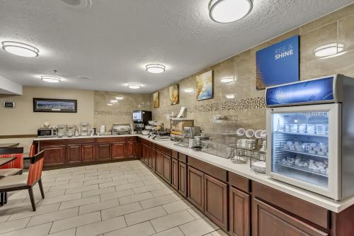 a fast food restaurant with a counter with a refrigerator at Comfort Inn Murray – Salt Lake City South in Murray