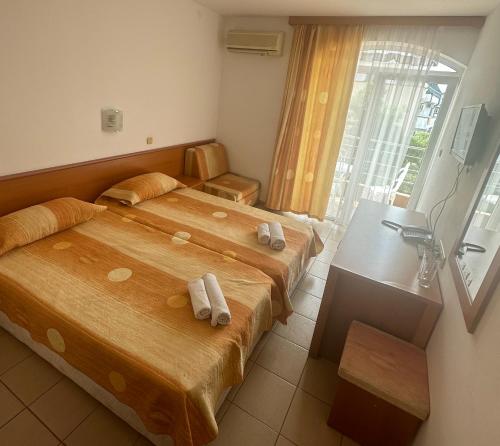 ein Hotelzimmer mit zwei Betten mit Handtüchern darauf in der Unterkunft Concordia Plaza 2 in Primorsko