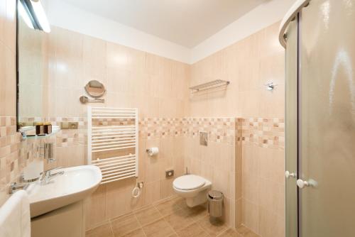 y baño con aseo, lavabo y ducha. en Resort Johanka en Kamenice nad Lipou