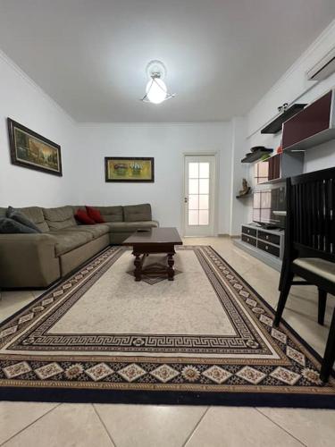 Cozy Getaway Apartment in Saranda, Beach Access