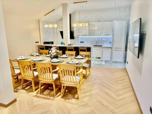 a kitchen and dining room with a table and chairs at Naka Central Happy Home in Phuket city in Ban Rangeng