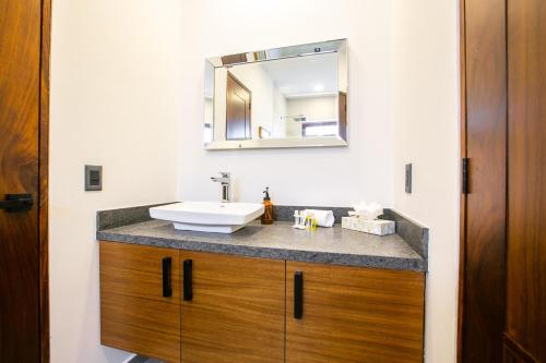 un baño con lavabo y espejo en 6th-Floor Amapas Retreat – Pool & Sunset Views, en Puerto Vallarta
