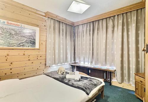 une chambre avec un lit et une fenêtre avec des rideaux dans l'établissement Résidence Le Pramecou - 2 Pièces pour 6 Personnes 16, à Tignes