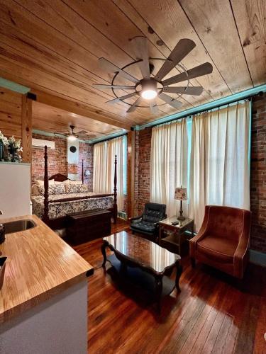 a living room with a ceiling fan and a couch at Chipley's Squareview Inn in Carthage