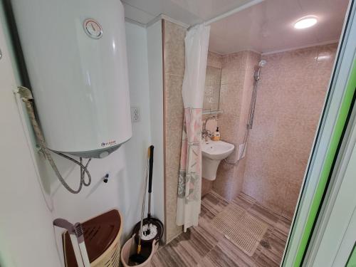 Un baño con ducha, inodoro y lavabo. en House Vesela, en Balchik