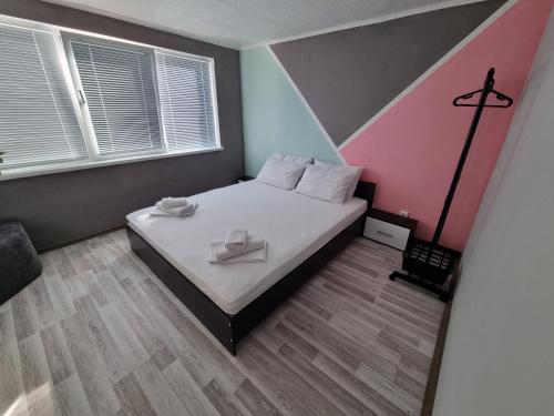 1 dormitorio pequeño con 1 cama con 2 toallas en House Vesela, en Balchik