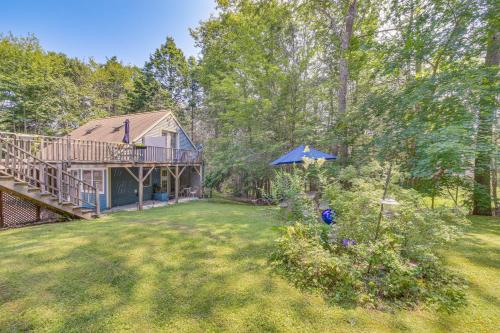 Un jardín fuera de Cozy Boothbay Studio with Patio about 5 Mi to Harbor!