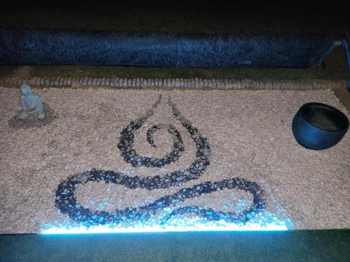 a cake with the letter o on top of a floor at ZenVerand in Saint-Vérand