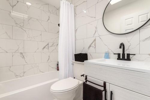 Vannituba majutusasutuses Modern-industrial Old Town Condo Wpool, & Wd